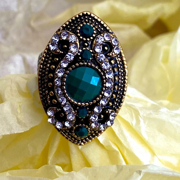 Unbranded Jewelry - Elegant Gold and Green Statement Ring